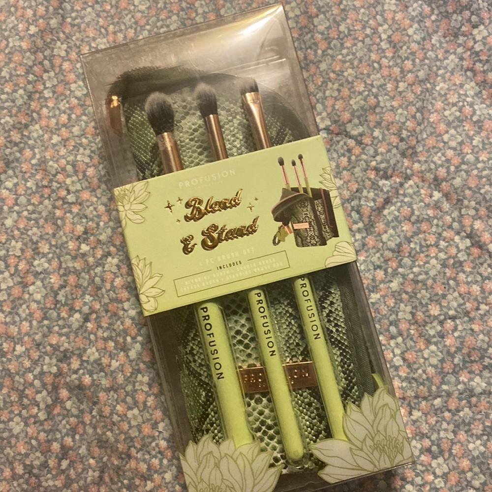 Profusion blend and stand 4 pc brush set